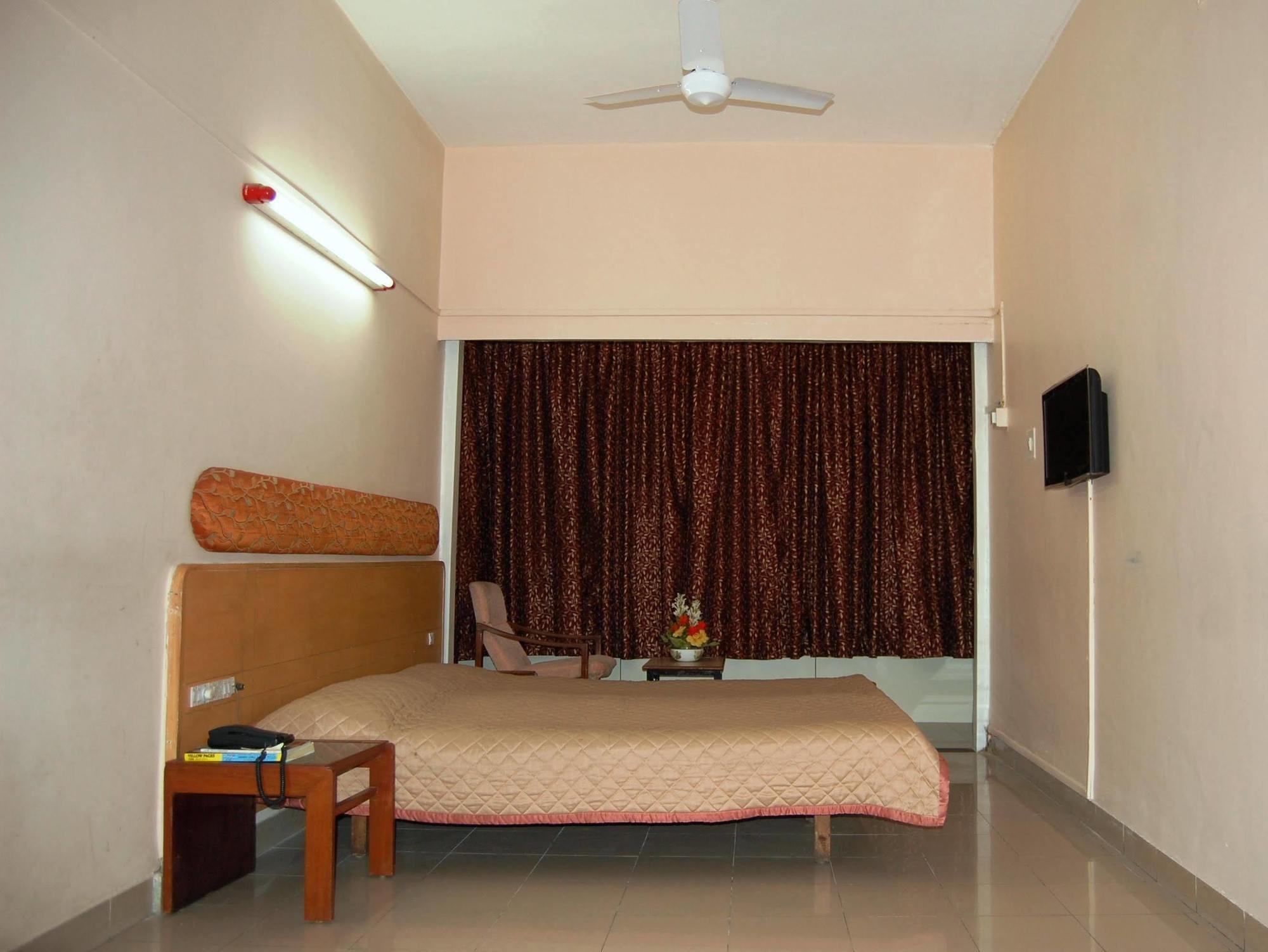 Hotel Raviraj Pune Dış mekan fotoğraf